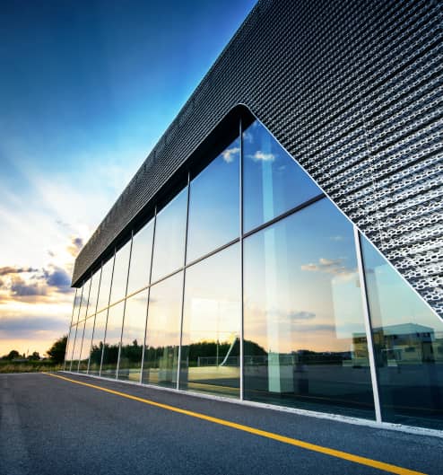 Edificio moderno con ventanas de PVC